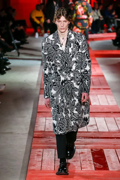 Look 32